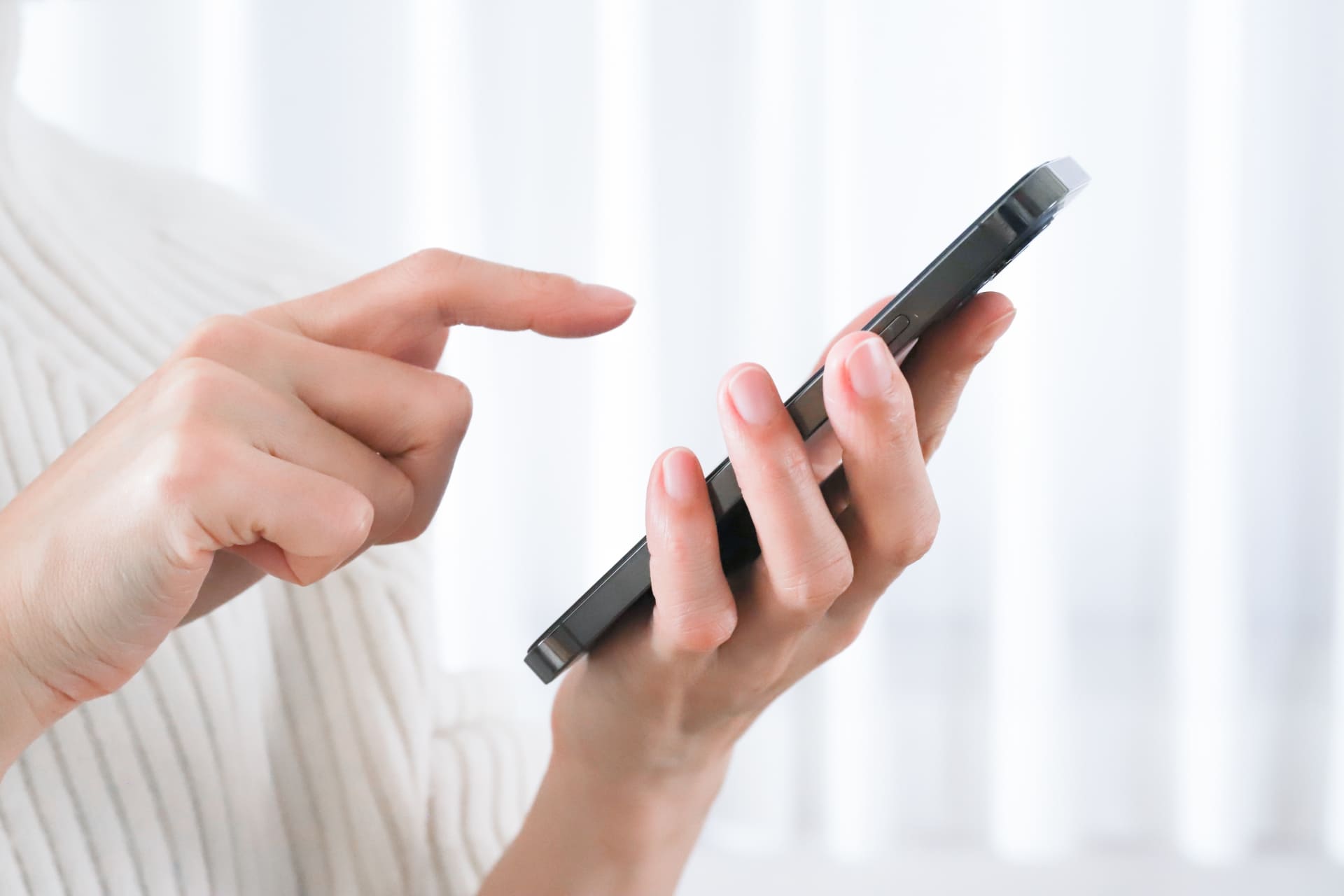 スマホを操作する女性